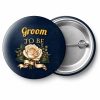 Przypinka Groom to Be Butonierka: przypinka na wieczór kawalerski z napisem Groom to be – przód i aluminiowy tył z agrafką