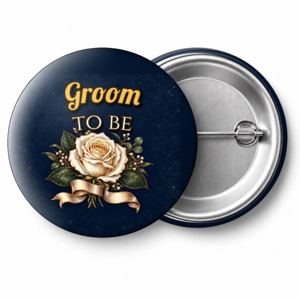 Przypinka Groom to Be Butonierka: przypinka na wieczór kawalerski z napisem Groom to be – przód i aluminiowy tył z agrafką