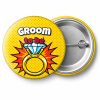 Przypinka Groom to Be Komiksowy Pierścionek: przypinka na wieczór kawalerski z napisem Groom to be – przód i aluminiowy tył z agrafką