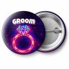 Przypinka Groom to Be Neonowy Pierścionek: przypinka na wieczór kawalerski z napisem Groom to be – przód i aluminiowy tył z agrafką