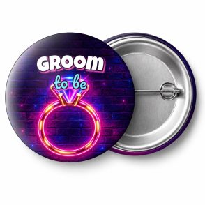 Przypinka Groom to Be Neonowy Pierścionek: przypinka na wieczór kawalerski z napisem Groom to be – przód i aluminiowy tył z agrafką