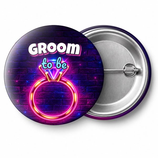 Przypinka Groom to Be Neonowy Pierścionek: przypinka na wieczór kawalerski z napisem Groom to be – przód i aluminiowy tył z agrafką