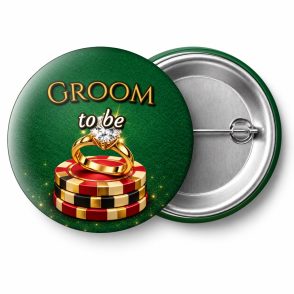 Przypinka Groom to Be Pierścionek na Żetonach: przypinka na wieczór kawalerski z napisem Groom to be – przód i aluminiowy tył z agrafką