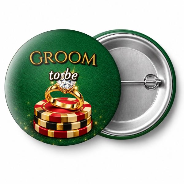 Przypinka Groom to Be Pierścionek na Żetonach: przypinka na wieczór kawalerski z napisem Groom to be – przód i aluminiowy tył z agrafką