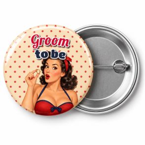 Przypinka Groom to Be Pin-up z Obrączką: przypinka na wieczór kawalerski z napisem Groom to be – przód i aluminiowy tył z agrafką