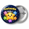 Przypinka Gwiazda Klasy Pierwszej: przypinka na pasowanie pierwszoklasisty z napisem Gwiazda klasy 1 – przód i aluminiowy tył z agrafką