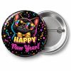 Przypinka Happy New Year Kot: przypinka na Sylwestra z napisem Happy New Year! – przód i aluminiowy tył z agrafką