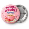 Przypinka Herbatka u Babci: przypinka na Dzień Babci i Dziadka z napisem Herbatka u Babci oraz polem imię (np. Babcia Ela) – przód i aluminiowy tył z agrafką