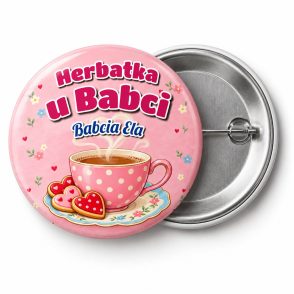 Przypinka Herbatka u Babci: przypinka na Dzień Babci i Dziadka z napisem Herbatka u Babci oraz polem imię (np. Babcia Ela) – przód i aluminiowy tył z agrafką