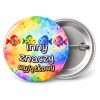 Przypinka Inny Znaczy Wyjątkowy: przypinka na Dzień Kropki z napisem Inny znaczy wyjątkowy – przód i aluminiowy tył z agrafką