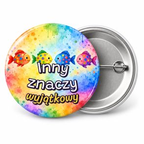 Przypinka Inny Znaczy Wyjątkowy: przypinka na Dzień Kropki z napisem Inny znaczy wyjątkowy – przód i aluminiowy tył z agrafką