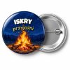 Przypinka Iskry Przyjaźni: przypinka na Dzień Myśli Braterskiej z napisem Iskry przyjaźni – przód i aluminiowy tył z agrafką