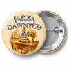 Przypinka Jak za Dawnych Lat: przypinka na spotkanie klasowe z napisem Jak za dawnych lat – przód i aluminiowy tył z agrafką