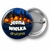 Przypinka Jedna Wielka Drużyna: przypinka na Dzień Myśli Braterskiej z napisem Jedna wielka drużyna – przód i aluminiowy tył z agrafką