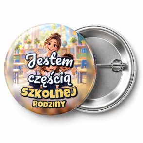 Przypinka Jestem Częścią Szkolnej Rodziny Pani i Dzieci: przypinka na pasowanie pierwszoklasisty z napisem Jestem częścią szkolnej rodziny – przód i aluminiowy tył z agrafką