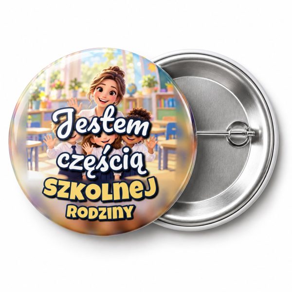 Przypinka Jestem Częścią Szkolnej Rodziny Pani i Dzieci: przypinka na pasowanie pierwszoklasisty z napisem Jestem częścią szkolnej rodziny – przód i aluminiowy tył z agrafką