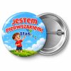 Przypinka Jestem Pierwszakiem z Imieniem Latawiec: przypinka na pasowanie pierwszoklasisty z napisem Jestem Pierwszakiem! oraz polem imię (np. Staś) – przód i aluminiowy tył z agrafką