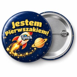 Przypinka Jestem Pierwszakiem z Imieniem Rakieta w Kosmosie: przypinka na pasowanie pierwszoklasisty z napisem Jestem Pierwszakiem! oraz polem imię (np. Tymek) – przód i aluminiowy tył z agrafką