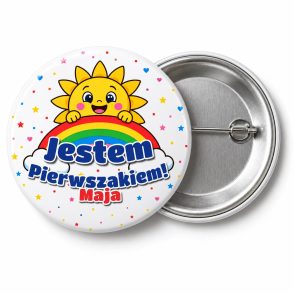 Przypinka Jestem Pierwszakiem z Imieniem Tęcza i Słońce: przypinka na pasowanie pierwszoklasisty z napisem Jestem Pierwszakiem! oraz polem imię (np. Maja) – przód i aluminiowy tył z agrafką
