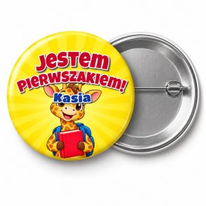 Przypinka Jestem Pierwszakiem z Imieniem Żyrafa: przypinka na pasowanie pierwszoklasisty z napisem Jestem Pierwszakiem! oraz polem imię (np. Kasia) – przód i aluminiowy tył z agrafką