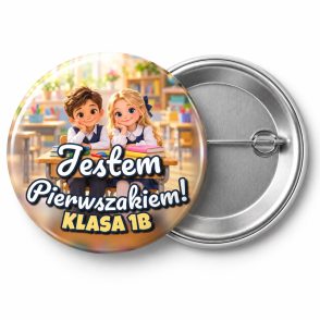 Przypinka Jestem Pierwszakiem z Nazwą Klasy Ławka Szkolna: przypinka na pasowanie pierwszoklasisty z napisem Jestem Pierwszakiem! oraz polem klasa (np. Klasa 1b) – przód i aluminiowy tył z agrafką