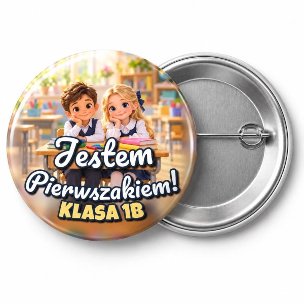 Przypinka Jestem Pierwszakiem z Nazwą Klasy Ławka Szkolna: przypinka na pasowanie pierwszoklasisty z napisem Jestem Pierwszakiem! oraz polem klasa (np. Klasa 1b) – przód i aluminiowy tył z agrafką