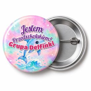 Przypinka Jestem Przedszkolakiem Grupa Delfinki: przypinka na pasowanie na przedszkolaka z napisem Jestem Przedszkolakiem! oraz polem grupa (np. Grupa Delfinki) – przód i aluminiowy tył z agrafką