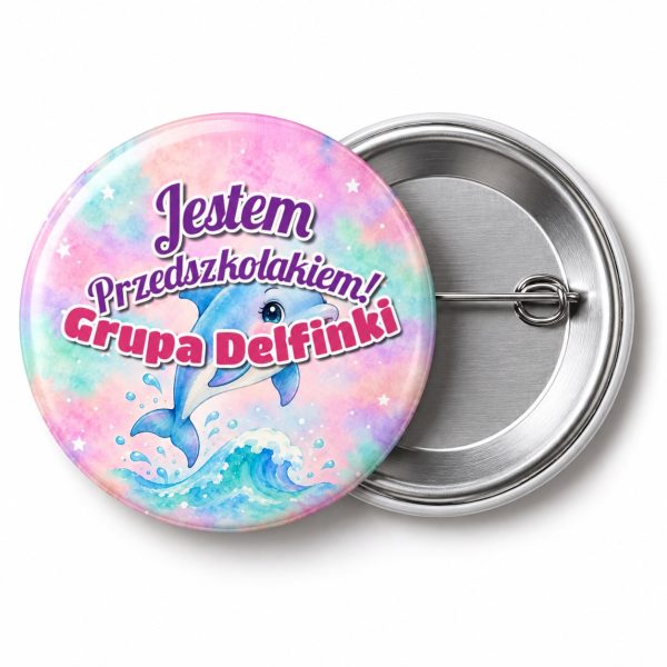 Przypinka Jestem Przedszkolakiem Grupa Delfinki: przypinka na pasowanie na przedszkolaka z napisem Jestem Przedszkolakiem! oraz polem grupa (np. Grupa Delfinki) – przód i aluminiowy tył z agrafką