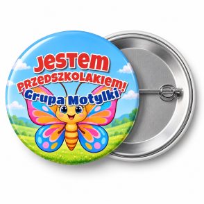 Przypinka Jestem Przedszkolakiem Grupa Motylki: przypinka na pasowanie na przedszkolaka z napisem Jestem Przedszkolakiem! oraz polem grupa (np. Grupa Motylki) – przód i aluminiowy tył z agrafką