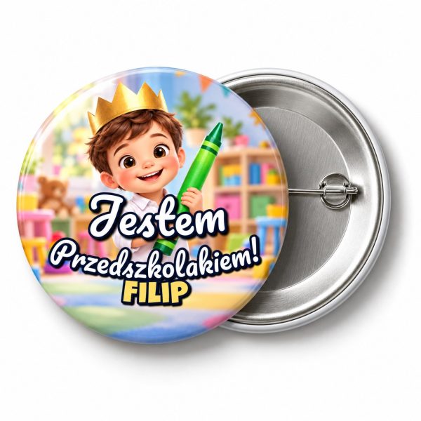 Przypinka Jestem Przedszkolakiem z Imieniem Mały Rycerz z Kredką: przypinka na pasowanie na przedszkolaka z napisem Jestem Przedszkolakiem! oraz polem imię (np. Filip) – przód i aluminiowy tył z agrafką