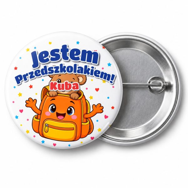 Przypinka Jestem Przedszkolakiem z Imieniem Plecaczek z Misiem: przypinka na pasowanie na przedszkolaka z napisem Jestem Przedszkolakiem! oraz polem imię (np. Kuba) – przód i aluminiowy tył z agrafką