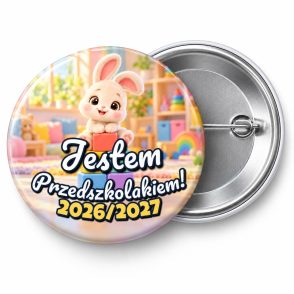 Przypinka Jestem Przedszkolakiem z Rokiem Przedszkolnym Króliczek na Klockach: przypinka na pasowanie na przedszkolaka z napisem Jestem Przedszkolakiem! oraz polem rok przedszkolny (np. 2026/2027) – przód i aluminiowy tył z agrafką