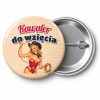 Przypinka Kawaler do Wzięcia Pin-up z Lassem: przypinka na wieczór kawalerski z napisem Kawaler do wzięcia – przód i aluminiowy tył z agrafką