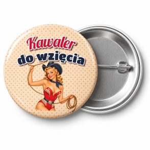 Przypinka Kawaler do Wzięcia Pin-up z Lassem: przypinka na wieczór kawalerski z napisem Kawaler do wzięcia – przód i aluminiowy tył z agrafką