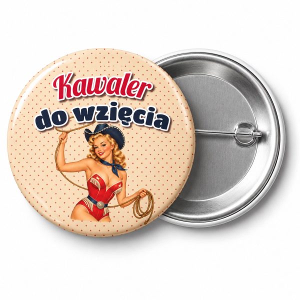 Przypinka Kawaler do Wzięcia Pin-up z Lassem: przypinka na wieczór kawalerski z napisem Kawaler do wzięcia – przód i aluminiowy tył z agrafką