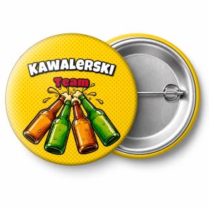 Przypinka Kawalerski Team Cztery Butelki: przypinka na wieczór kawalerski z napisem Kawalerski Team – przód i aluminiowy tył z agrafką