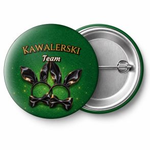 Przypinka Kawalerski Team Dwie Opaski Króliczka: przypinka na wieczór kawalerski z napisem Kawalerski Team – przód i aluminiowy tył z agrafką