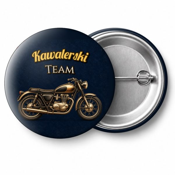 Przypinka Kawalerski Team Motocykl Retro: przypinka na wieczór kawalerski z napisem Kawalerski Team – przód i aluminiowy tył z agrafką