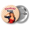 Przypinka Kawalerski Team Pin-up Kapitan: przypinka na wieczór kawalerski z napisem Kawalerski Team – przód i aluminiowy tył z agrafką
