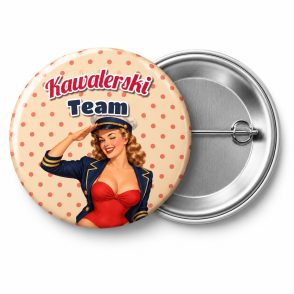 Przypinka Kawalerski Team Pin-up Kapitan: przypinka na wieczór kawalerski z napisem Kawalerski Team – przód i aluminiowy tył z agrafką
