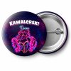 Przypinka Kawalerski Team Tancerka z Boa: przypinka na wieczór kawalerski z napisem Kawalerski Team – przód i aluminiowy tył z agrafką