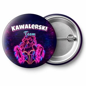 Przypinka Kawalerski Team Tancerka z Boa: przypinka na wieczór kawalerski z napisem Kawalerski Team – przód i aluminiowy tył z agrafką