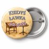 Przypinka Kiedyś Ławka Dziś Stolik: przypinka na spotkanie klasowe z napisem Kiedyś ławka dziś stolik – przód i aluminiowy tył z agrafką