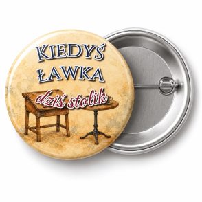 Przypinka Kiedyś Ławka Dziś Stolik: przypinka na spotkanie klasowe z napisem Kiedyś ławka dziś stolik – przód i aluminiowy tył z agrafką
