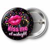 Przypinka Kiss Me at Midnight: przypinka na Sylwestra z napisem Kiss me at midnight – przód i aluminiowy tył z agrafką