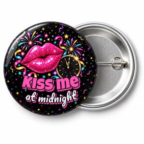 Przypinka Kiss Me at Midnight: przypinka na Sylwestra z napisem Kiss me at midnight – przód i aluminiowy tył z agrafką