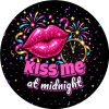 Wzór: Przypinka Kiss Me at Midnight – sylwestrowa grafika z napisem Kiss me at midnight
