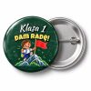Przypinka Klasa 1 Dam Radę Flaga na Szczycie: przypinka na pasowanie pierwszoklasisty z napisem Klasa 1 dam radę! – przód i aluminiowy tył z agrafką