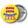 Przypinka Klasa Pełna Przyjaciół Zwierzaki: przypinka na pasowanie pierwszoklasisty z napisem Klasa pełna przyjaciół – przód i aluminiowy tył z agrafką