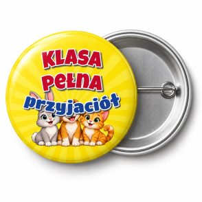Przypinka Klasa Pełna Przyjaciół Zwierzaki: przypinka na pasowanie pierwszoklasisty z napisem Klasa pełna przyjaciół – przód i aluminiowy tył z agrafką